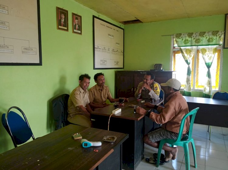 Bhabinkamtibmas Kecamatan Ruteng Laksanakan Giat Sambang ke Kantor Desa Cumbi