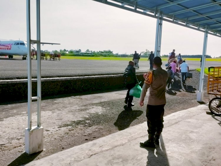 Pengamanan Pesawat Penumpang oleh KP3 Udara Frans Sales Lega Ruteng