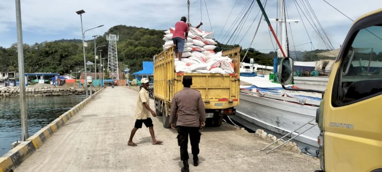 KP3 Laut Pelabuhan Reo Amankan Kegiatan Bongkar Muat di Pelabuhan Laut Kelas II Reo