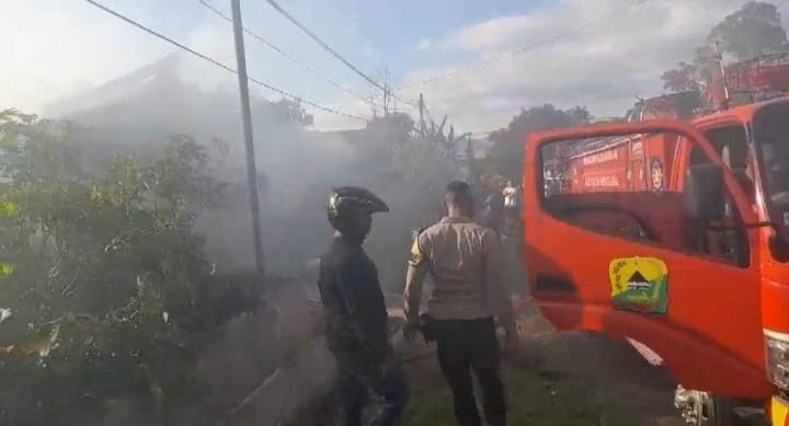 Polres Manggarai Kerahkan AWC Bantu Padamkan Kebakaran rumah di Waso