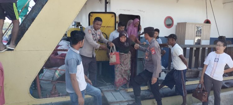 KP3 Laut Pelabuhan Reo Amankan Kedatangan Kapal Penumpang KM Sabuk Nusantara 55