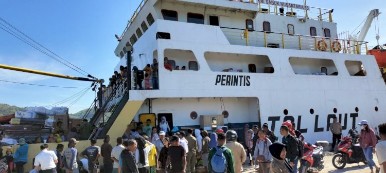 KP3 Laut Pelabuhan Reo Amankan Kedatangan Kapal Penumpang KM Sabuk Nusantara 55