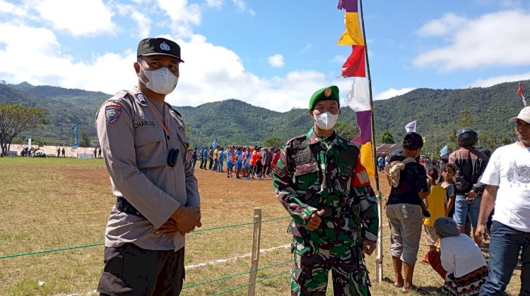 Pengamanan Pembukaan Turnamen Lelak Cup 2024 oleh BRIGPOL Charles Darwin Yansen di Desa Ketang, Kecamatan Lelak