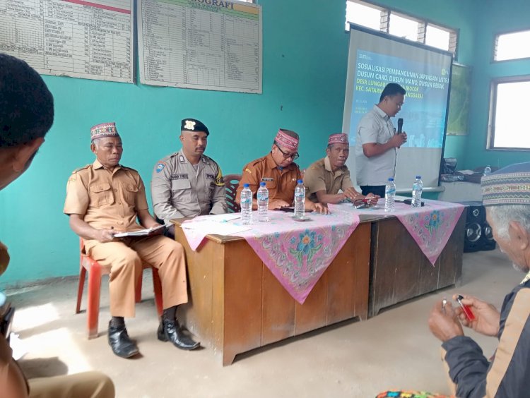 Pengamanan Sosialisasi Pembangunan Jaringan Listrik di Desa Lungar oleh Bhabinkamtibmas Satar Mese