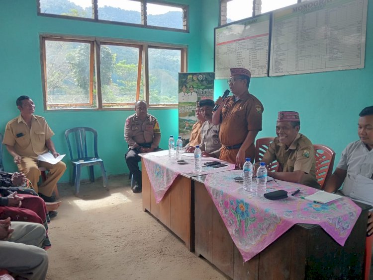 Pengamanan Sosialisasi Pembangunan Jaringan Listrik di Desa Lungar oleh Bhabinkamtibmas Satar Mese