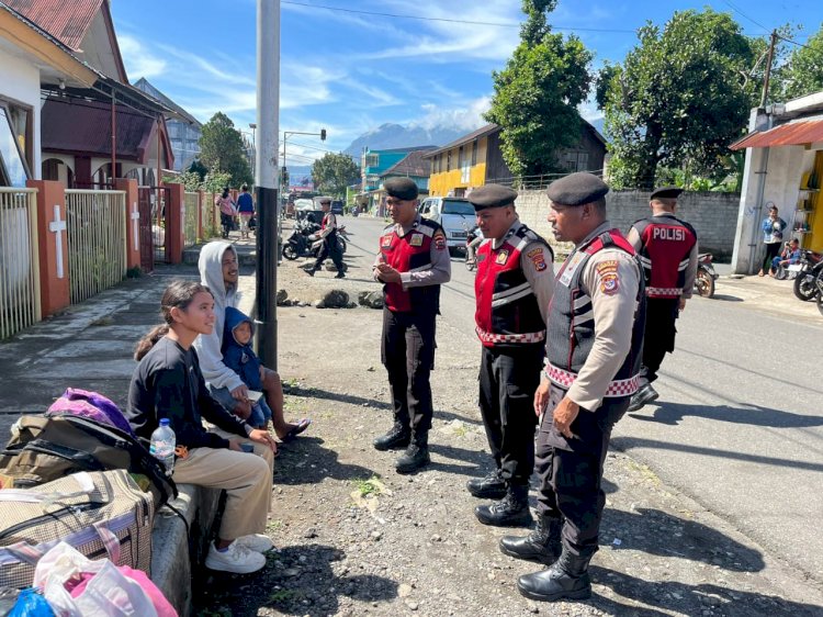 Patroli Dialogis dan Penertiban Lalu Lintas oleh Anggota Samapta Polres Manggarai