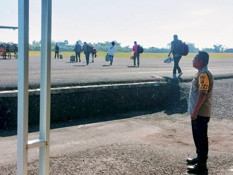 KP3 Udara Frans Sales Lega : Pengamanan Pesawat Penumpang di Bandara berlangsung lancar.