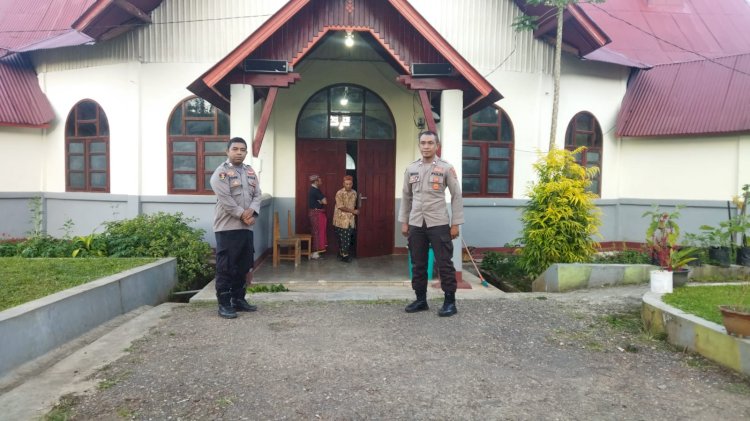 Polsek Cibal Terjunkan Personil Pengamanan Perayaan Misa di Gereja Paroki Kristus Raja Pagal