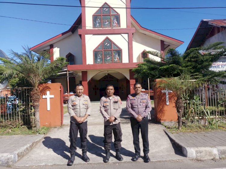 Personil Polres Manggarai Laksanakan Pengamanan Ibadah Minggu