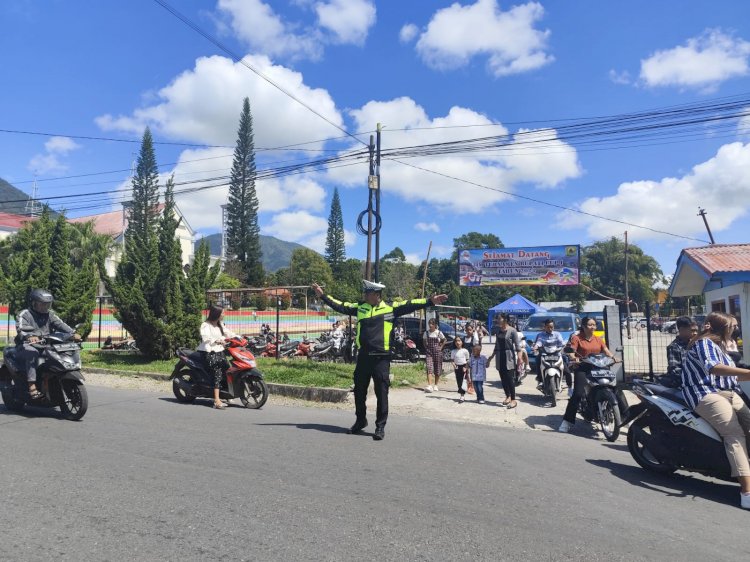 Personil Polres Manggarai Laksanakan Pengamanan Ibadah Minggu