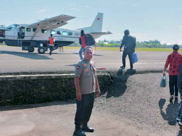 KP3 Udara Lakukan Pengamanan Terhadap Pesawat di Bandara Frans Sales Lega Ruteng