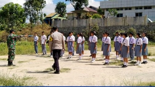 Seleksi dan Pelatihan Pengibaran Bendera Merah Putih di SMA N1 Rahong Utara oleh Kanit Binpolmas Polres Manggarai