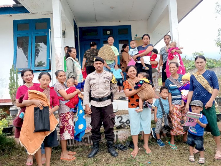 Bripka Theodorus Angkat, Bhabinkamtibmas Kecamatan Satar Mese, Memantau Kegiatan Posyandu di Desa Umung