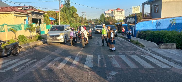 Satlantas Polres Manggarai Laksanakan Pengamanan dan Pengaturan Arus Lalu Lintas Pagi di Kota Ruteng