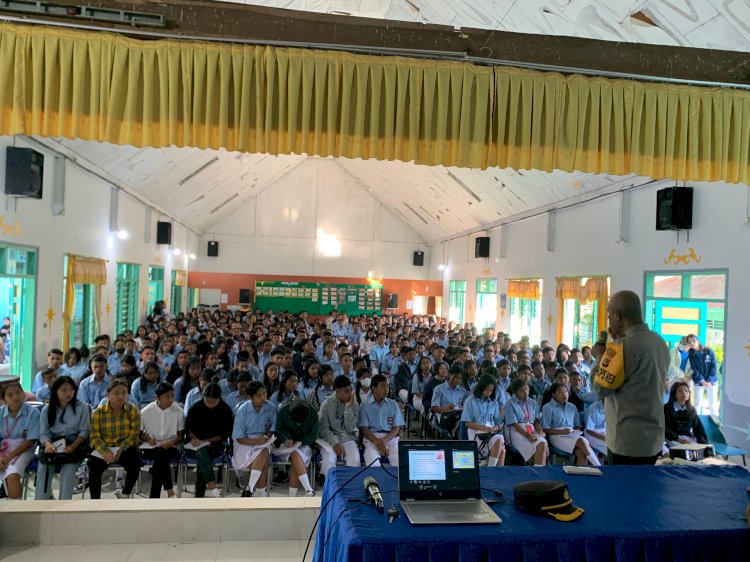 Waka Polres Manggarai sampaikan Materi Bahaya Narkoba dan Upaya Pencegahan di MPLS SMAK Setia Bhakti Ruteng Tahun Ajaran 2024/2025.