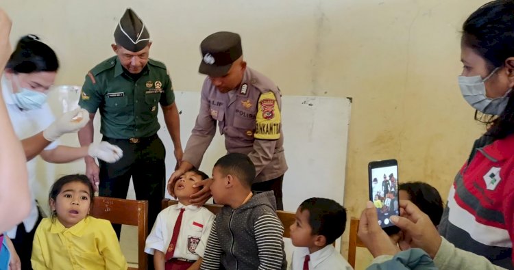 Patroli dan Pemantauan Pekan Imunisasi Nasional oleh Bhabinkamtibmas dan Bhabinsa di SDK Kumba 1