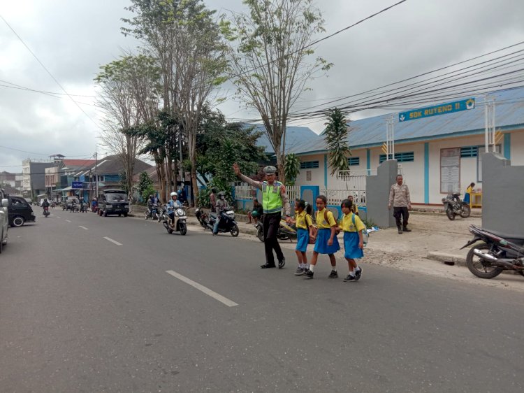 Sat Lantas Polres Manggarai Laksanakan Pamturlalin dan Peneguran Simpatik di Kota Ruteng