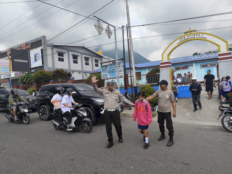 Sat Lantas Polres Manggarai Laksanakan Pamturlalin dan Peneguran Simpatik di Kota Ruteng