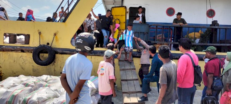 KP3 Laut Pelabuhan Reo Amankan Kedatangan dan Keberangkatan Kapal Penumpang di Pelabuhan Laut Reo