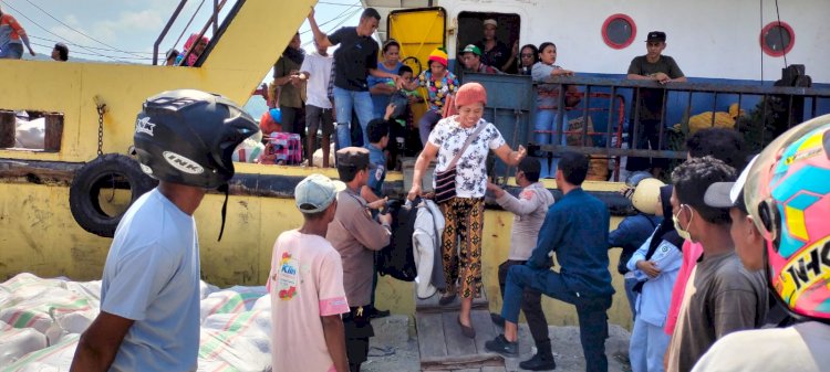 KP3 Laut Pelabuhan Reo Amankan Kedatangan dan Keberangkatan Kapal Penumpang di Pelabuhan Laut Reo