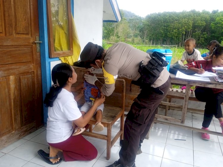 Bripka Stanislaus K.Tandi, Bhabin Kec Reok Barat, Dampingi Giat PIN Polio di Dusun Talang