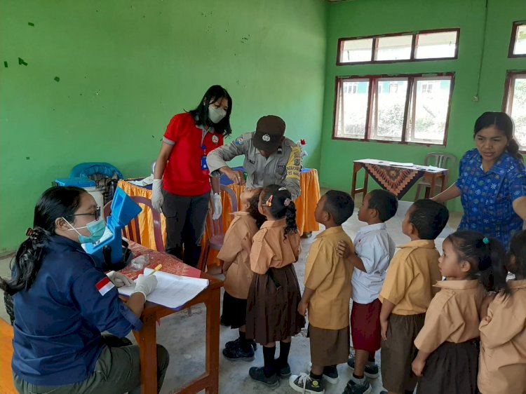 Bhabinkamtibmas Rahong Utara Pantau Pelaksanaan Pekan Imunisasi Nasional di SDI Lenteng