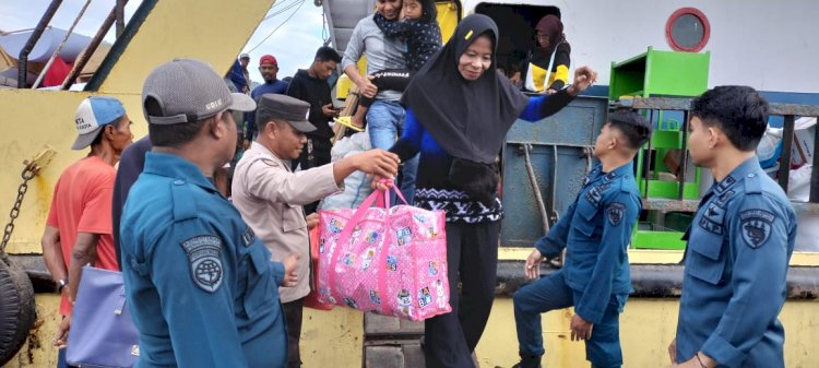 KP3 Laut Pelabuhan Reo Mengamankan Kedatangan dan Keberangkatan Kapal Penumpang di Pelabuhan Reo