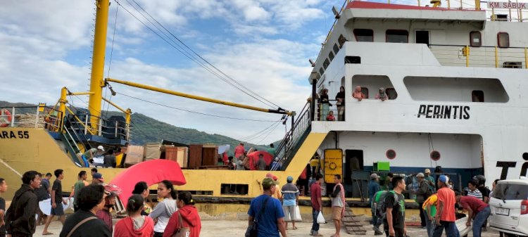 KP3 Laut Pelabuhan Reo Mengamankan Kedatangan dan Keberangkatan Kapal Penumpang di Pelabuhan Reo