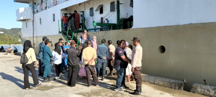 KP3 Laut Reo : Kegiatan Pengamanan Kapal Penumpang di Pelabuhan Laut Kelas II Reo berlangsung Lancar.