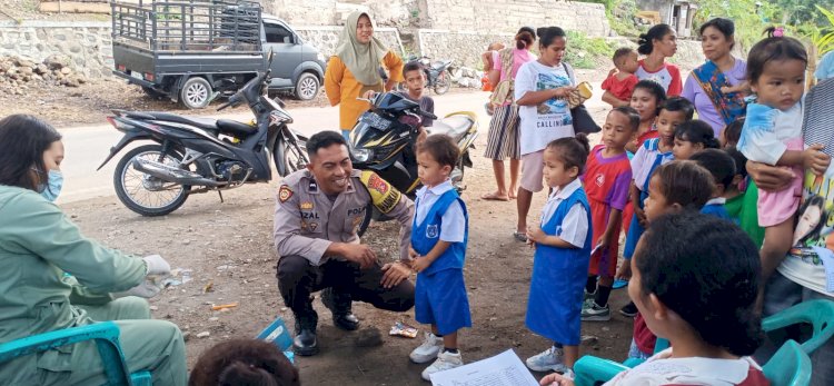 Pendampingan Bhabinkamtibmas dalam Pekan Imunisasi Nasional Polio Dosis I di Kecamatan Reok