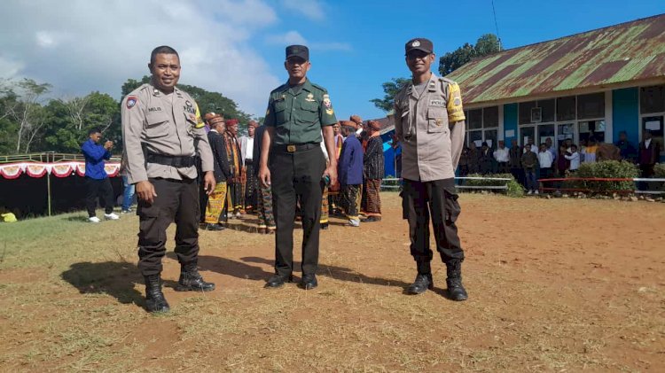 Pengamanan Kegiatan Masyarakat oleh Aipda Ridwan NLubalu dan Aipda Kornelius Jemarus di Rahong Utara