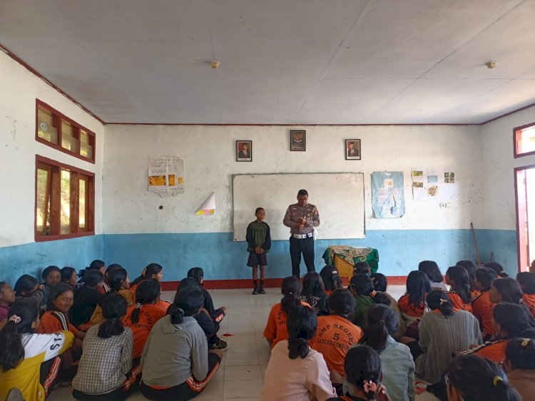 Polres Manggarai Gelar Kegiatan Police Goes To School untuk Sosialisasi UU No. 22 Tahun 2009 tentang LLAJ