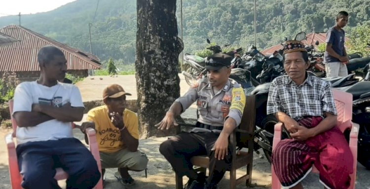 Patroli Dialogis Bhabinkamtibmas di Desa Loce, Kec. Reok Barat