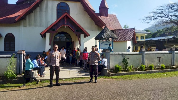 Pengamanan Perayaan Misa di Gereja Kristus Raja Pagal oleh Polsek Cibal