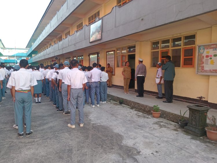 Sat. Lantas Polres Manggarai Laksanakan Program Police Goes to School di SMA, SMK, dan SMP Karya Ruteng