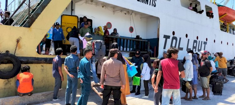 KP3 Laut Reo : Pengamanan Kapal Penumpang di Pelabuhan Laut Reo berlangsung lancar.