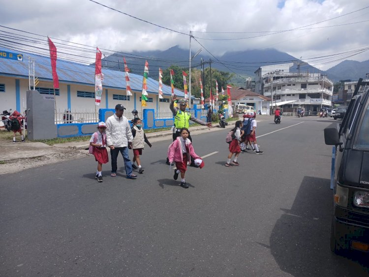 Sat Lantas Polres Manggarai Laksanakan Pamturlalin dan Bantu Menyebrangkan Pejalan Kaki di Ruteng