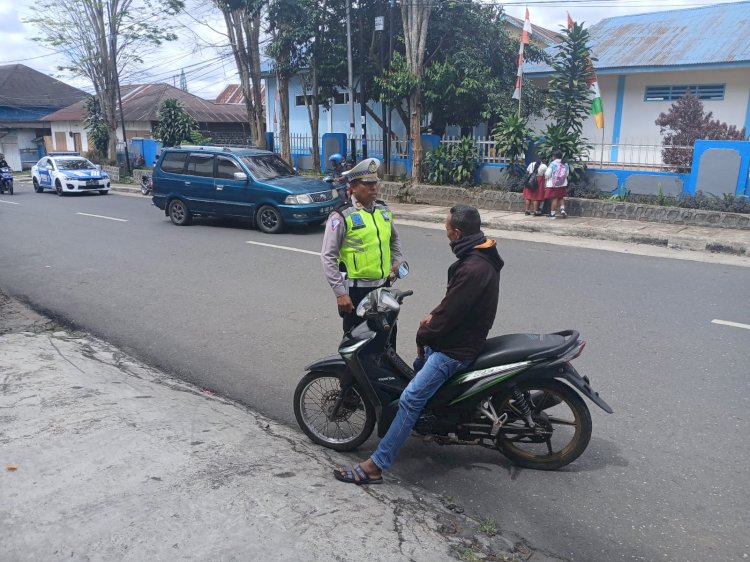 Sat Lantas Polres Manggarai Laksanakan Pamturlalin dan Bantu Menyebrangkan Pejalan Kaki di Ruteng