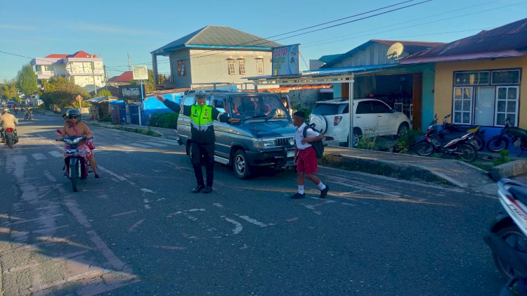 Sat.Lantas Polres Manggarai Gatur Lalu Lintas Pagi untuk Keamanan dan Kenyamanan Pengguna Jalan.