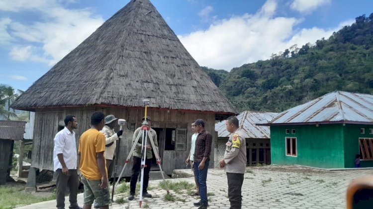 Bhabinkamtibmas Kec. Rahong Utara Dampingi Pengukuran Program Prona di Desa Dimpong