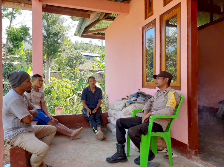 Patroli dan Sambang Bhabinkamtibmas di Kec. Rahong Utara, Bantu Warga Hadapi Ancaman Keamanan