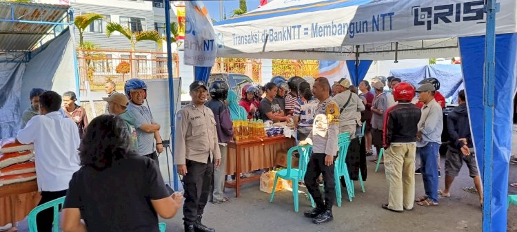 Bhabinkamtibmas lakukan Pengamanan Kegiatan Gerakan Pangan Murah di Langke Rembong