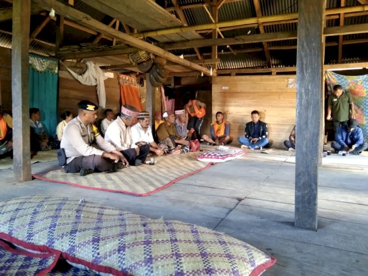 Bhabinkamtibmas Satar Mese laksanakan Pengamanan Acara Adat di Cako, Kampung Mocok