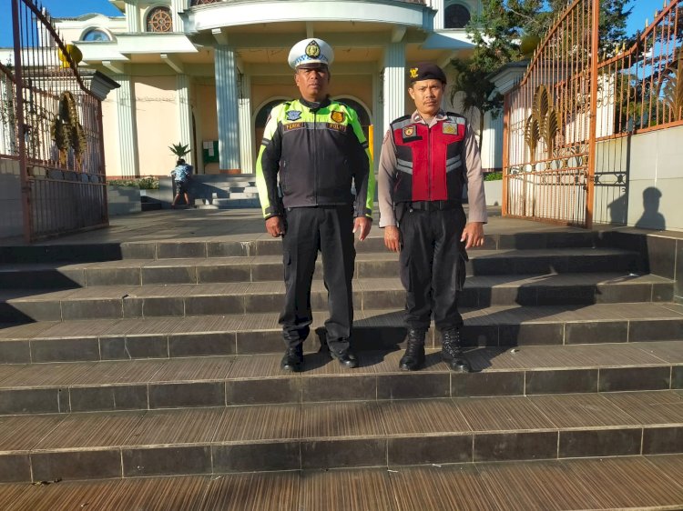 Personil Polres Manggarai Laksanakan Pengamanan Ibadah Minggu di Ruteng