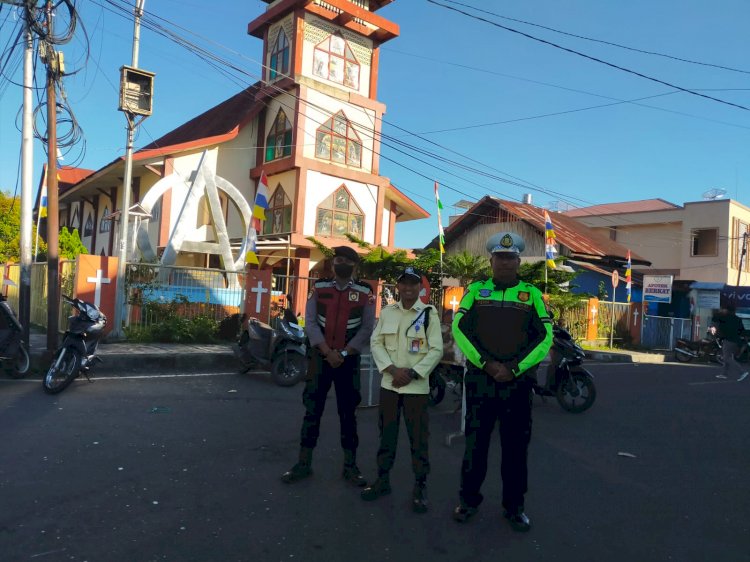 Personil Polres Manggarai Laksanakan Pengamanan Ibadah Minggu di Ruteng