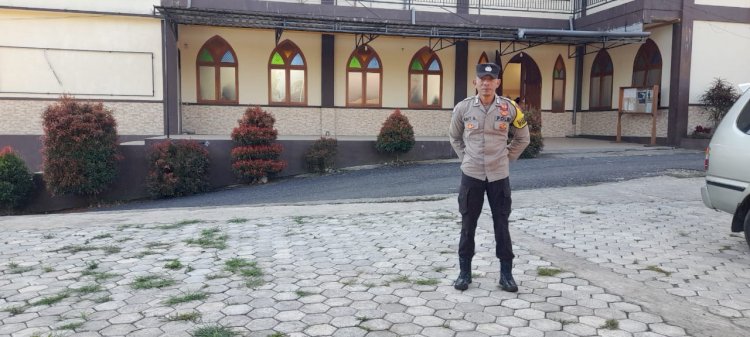 Personil Polres Manggarai Laksanakan Pengamanan Ibadah Minggu di Ruteng