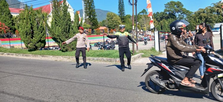 Personil Polres Manggarai Laksanakan Pengamanan Ibadah Minggu di Ruteng