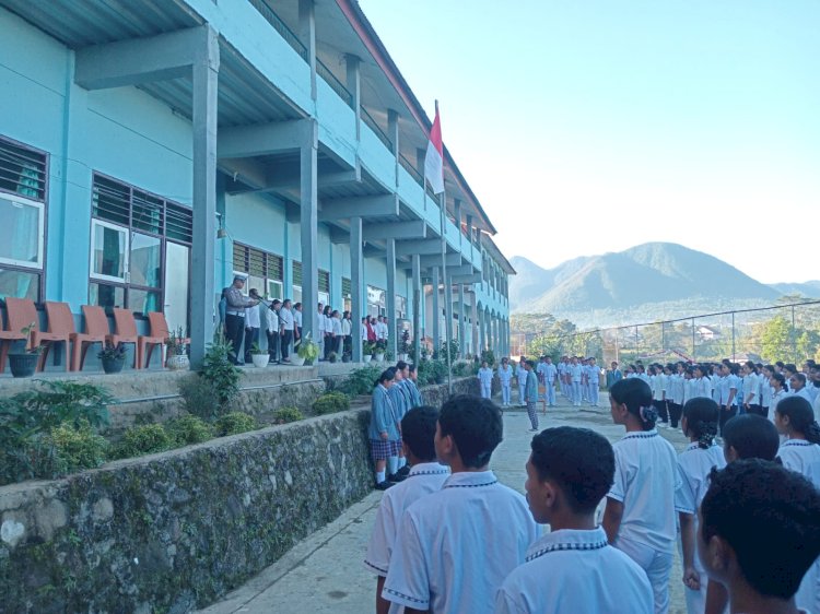 Sat. Lantas Polres Manggarai Gelar Kegiatan Police Goes To School di SMK Mathilda Ruteng