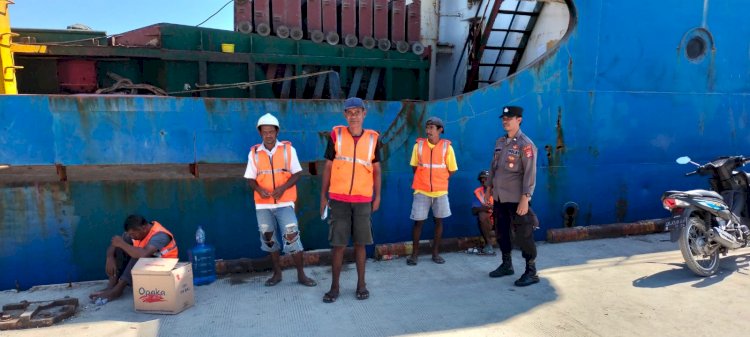 KP3 Laut : Pengamanan Aktivitas Bongkar Muat di Pelabuhan Laut Kelas II Reo berlangsung lancar.