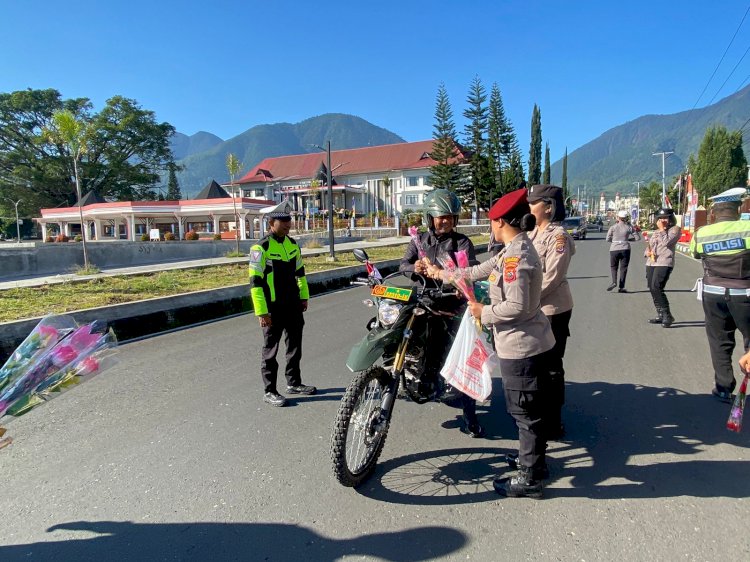 Sambut Hari Jadi Polwan ke-76 Tahun 2024, Polwan Polres Manggarai Gelar Pengaturan Pagi dan Pembagian Bunga serta Coklat